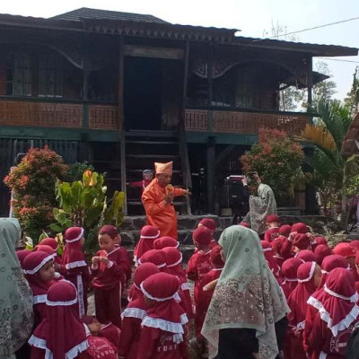 Memupuk Cinta Budaya Tradisional Lokal, Santri RA Ummatan Wahidah Kunjungi "Umeak Meno'o"