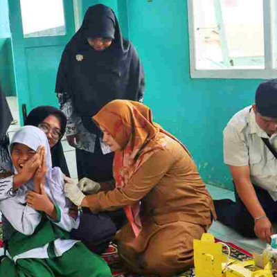 Cegah Kanker Serviks, Siswi MIN 1 Rejang Lebong Terima Vaksin HPV