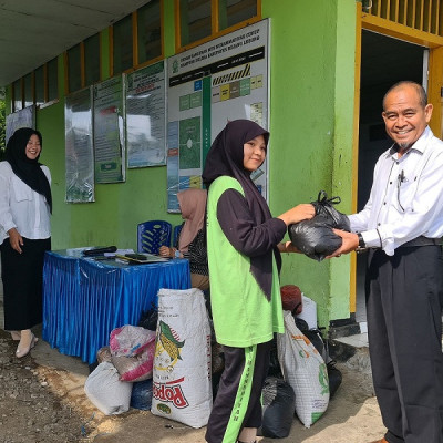 Siswa MTs Muhammadiyah Curup Giat Bawa Pupuk Kompos: Langkah Kreatif Menuju Madrasah Hijau dan Alami