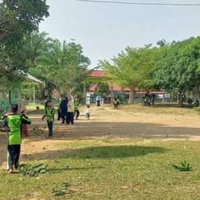 Canangkan Sekolah Bersih dan Sehat, MTsN 5 Mukomuko Adakan Gotong Royong