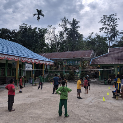 Semangat Tinggi Siswa MIN 2 Benteng : Ekstrakurikuler Voli Jadi Wadah Pengembangan Potensi dan Karakter