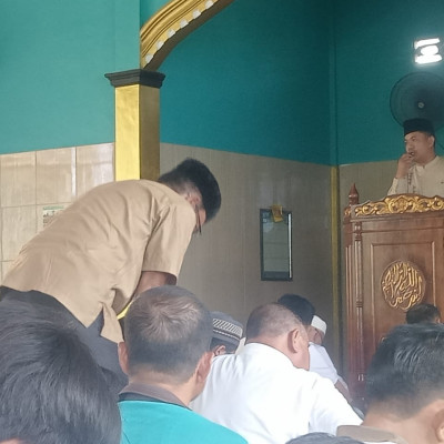 Penyuluh Agama Islam Kecamatan  Pagar Jati Sampaikan khutbah Jum'at di Kemenag Benteng.