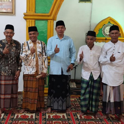 Safari Jum’at, Kepala KUA Tebat Karai Menyampaikan Khutbah di Masjid Asyariah