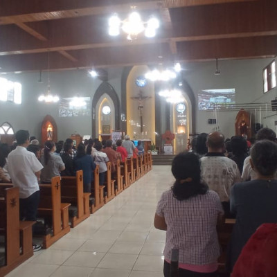 Misa Agung berlangsung, Jemaat Khatolik Padati Gereja St. Yohanes