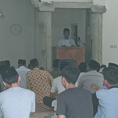 Peran Aktif Mahasiswa PPL KUA Kecamatan Air Periukan Sampaikan Khutbah Jum'at Di Masjid Al-Ikhlas