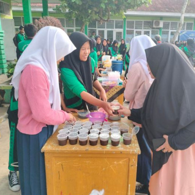 Tanamkan Materi Jual Beli Dalam Fiqih, Siswa Kelas IX MTsN 2 Kepahiang Laksanakan Bazar