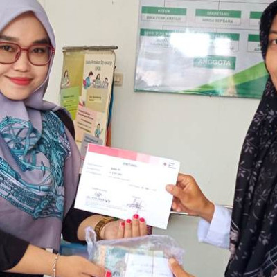 Tingkatkan Kerjasama dengan PMI Kabupaten Rejang Lebong, Team Kesehatan Sekolah MAN RL Serahkan Bantuan Bulan Dana PMI