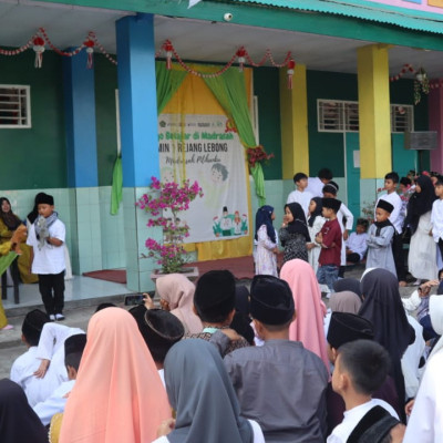 Siswa MIN 1 Rejang Lebong Antusias Saksikan Penampilan Cerita Boneka Tangan