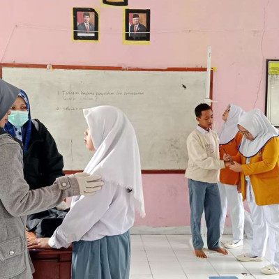 Penjaringan dan Tes Kesehatan Siswa MA Baitul Makmur oleh Puskesmas Tunas Harapan