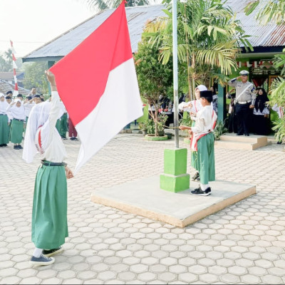 Bripka Santoso Pimpin Upacara Di MIN 5 Bengkulu Tengah, Tekankan Pentingnya Keselamatan Lalu Lintas