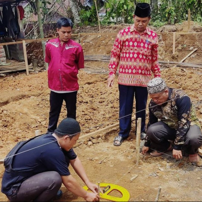 Pembangunan Masjid, Kepala KUA Ujan Mas Ukur Arah Kiblat