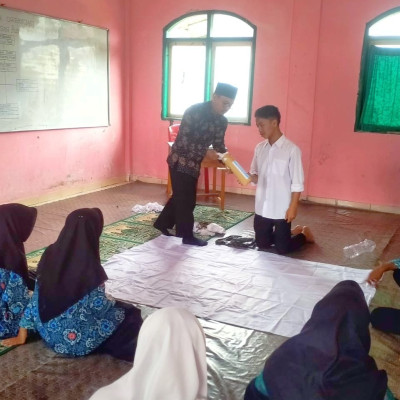 Siswa MA Miftahul Jannah Gelar Praktikum Fiqih Tentang Mengkafankan Jenazah