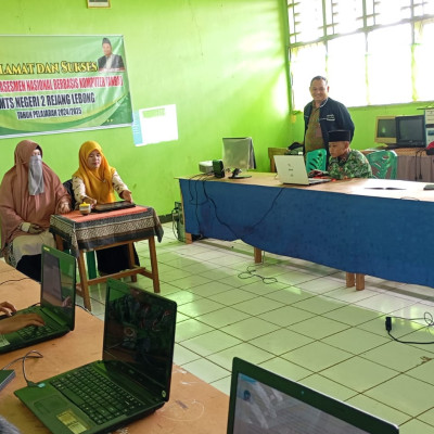 Hari Kedua : Kepala MTsN 2 Rejang Lebong Pantau Pelaksanaan ANBK