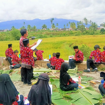 Siswa MIN 1 Rejang Lebong Belajar di Alam Terbuka : Tingkatkan Kreativitas dan Pengamatan