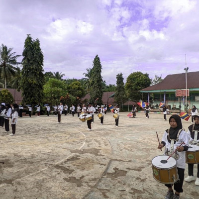 Transformer Ekskul Drumband MTsN 1 BU Bersama Pelatih Baru