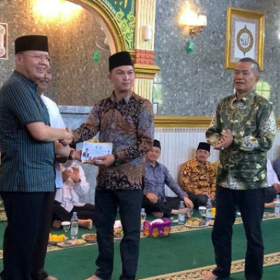 Berlangsung Khidmat, Gubernur Bengkulu Serahkan Bantuan BAZNAS Kepada Masjid Al-Muttaqin dan MIS Muhammadiyah 14 Talang Ulu