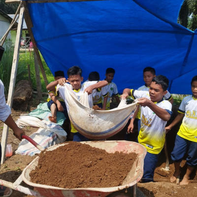 Wujudkan Profil Pelajar Pancasila, MTsN 2 Mukomuko Kampus 2 Libatkan Siswa Buat Lubang Sampah Secara Gotong Royong