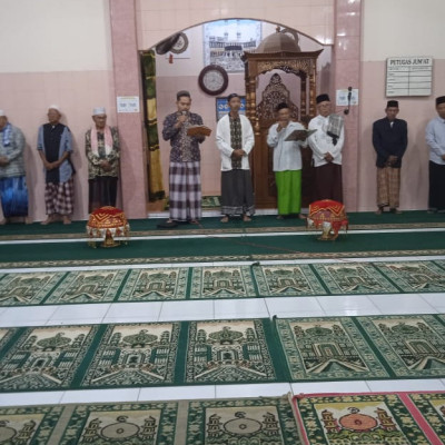 Penyuluh Agama Islam KUA Kecamatan Air Periukan Bersama Warga Baca Kitab Al-Barzanji dalam Peringatan Maulid Nabi Saw di Masjid Al-Mukmin Desa Niur