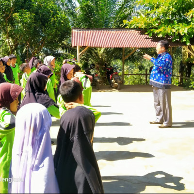 MIN 3 Bengkulu Tengah  Ajak Siswa Jaga Kebersihan Kelas, Ciptakan Lingkungan Belajar yang Nyaman