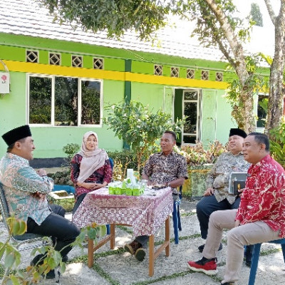 Nuansa Baru Kakan Kemenag Lebong Rapat Dihalaman Kantor