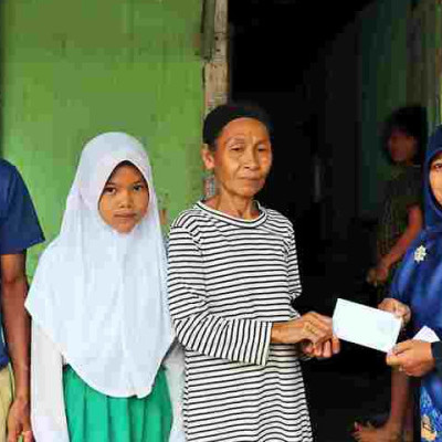 Peduli Sesama, MIN 1 Rejang Lebong Serahkan Bantuan Korban Banjir