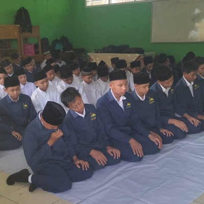 Menanamkan Nilai Karakter Melalui Kegiatan Pembiasaan Di MTs Bunayya Islamic School