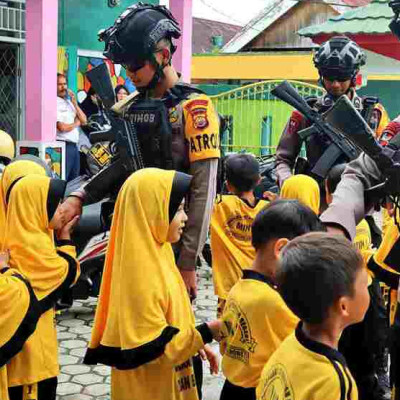 Sat Brimob Batalyon A Pelopor Polda Bengkulu Sambangi MIN 1 Rejang Lebong, Siswa Sambut Antusias