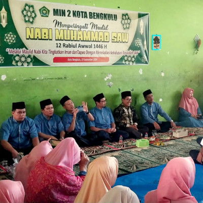 Ceramah Agama Bertema 4 Keberkahan Maulid Nabi Disampaikan Dalam Peringatan Di  MIN 2