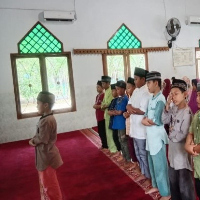 Mengenalkan Dan Mempraktikkan Bacaan Serta Gerakan Shalat Kepada Anak-Anak TPQ Nurussalam