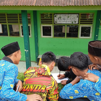 Asyik dan menyenangkan, Guru MTsN 2 Rejang Lebong Ajak Siswa Belajar di Luar Kelas