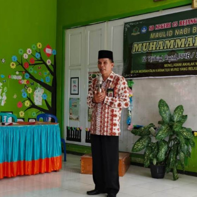 Sampaikan Tausiyah pada Momen Maulid Nabi di SDN 15 Dusun Sawah , Penyuluh Agama Kemenag RL Ajak Siswa Teladani Akhlak Rasul