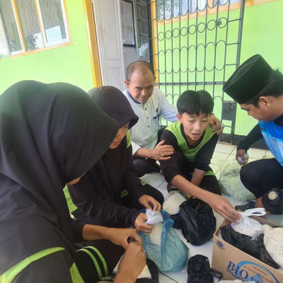 Siswa MTs Muhammadiyah Curup Gelar Aksi Sosial "Jumat Berkah": Segenggam Beras untuk Sesama