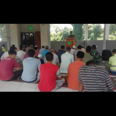 Penyuluh Agama Islam KUA Taba Penanjung Khutbah Jum'at di PT Cs Bukit Sunur