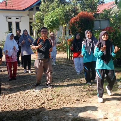 Jaga Kebugaran, Kepala KUA Kecamatan Sukaraja Ajak Pegawai Olahraga Santai Di Halaman Kantor