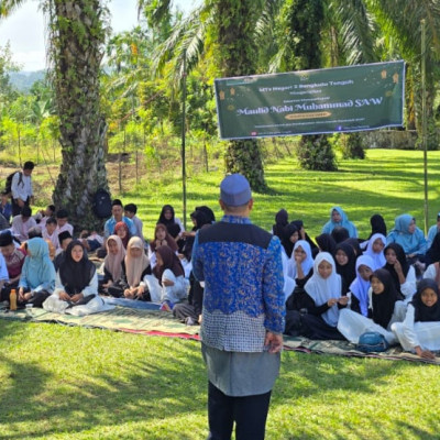 Gelar Maulid Nabi Di Bawah Rindangnya Pohon : Keceriaan Dan Hikmah Tersaji Di MTsN 2 Bengkulu Tengah