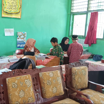 Semangat MengHafal Al Qur'an : Guru dan Siswa Bersinergi Membangun Disiplin Spiritual Di Sekolah