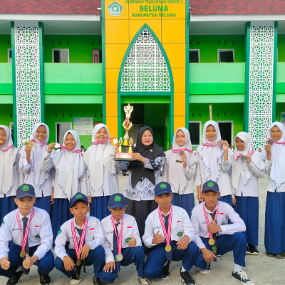 Penyerahan Piala Kepada Pihak Sekolah Dari PSHT MTsN 2 Seluma