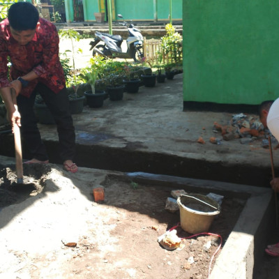 Kompak, Guru MTsN 3 Kepahiang Bahu Membahu Memperindah Taman Sekolah