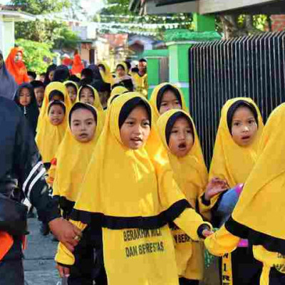 Jalan Santai Siswa MIN 1 Rejang Lebong: Harmoni Lantunan Asmaul Husna Mengiringi Semangat Kebersamaan