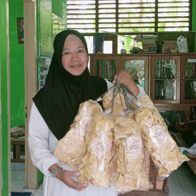 PPH KUA Kecamatan Air Periukan Bersyukur Kini Produk Usaha Krupuk 3 Saudara Berlabel Halal