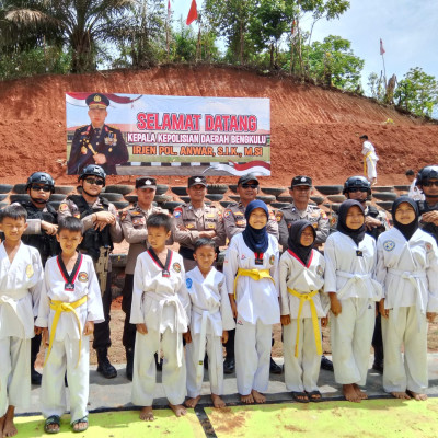 8 Orang Siswa MIN 5 Bengkulu Tengah Diundang Dalam Peragaan Taekwondo Pada Penyambutan Kapolda Bengkulu