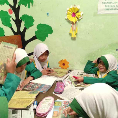 Upaya Guru MIS Guppi 13 Tasik Malaya Dalam Meningkatkan Literasi Membaca Bagi Siswa.