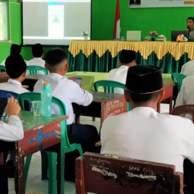 Tingkatkan Kemampuan Literasi Digital, Pengurus OSIM MTsN 2 Mukomuko Ikuti Pelatihan Desain Grafis Canva for Education