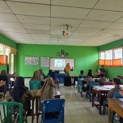 Kepala MTs Muhammadiyah Curup Supervisi Pelaksanaan Pembelajaran Bahasa Inggris