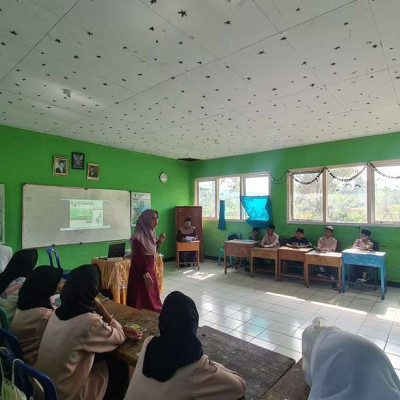 Kepala MTs Muhammadiyah Curup Supervisi Pelaksanaan Pembelajaran Informatika