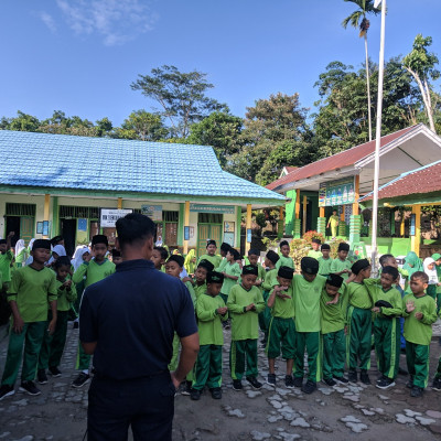 Kepala Madrasah MIN 2 Bengkulu Tengah Ajak Siswa Jaga Kebersihan Dan Dukung Pembangunan Mushola