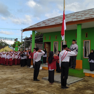 Upacara Peringatan G30S/PKI: Pengibaran Bendera Setengah Tiang di MIS Muhammadiyah 10 Karang Anyar