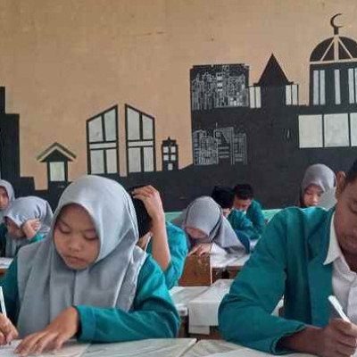 MAN Rejang Lebong Gelar STS Ganjil: Uji Kemampuan Siswa dengan Soal Uraian Perpaduan HOTS dan LOTS