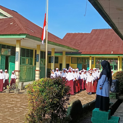 MIN 1 BU Mengibarkan Bendera Setengah Tiang