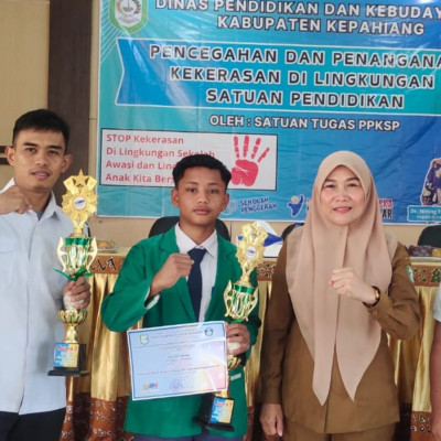 Membanggakan, Dua Siswa MTsN 01 Kepahiang Terima Penghargaan dari Kepala Dinas Pendidikan dan Olahraga Kabupaten Kepahiang